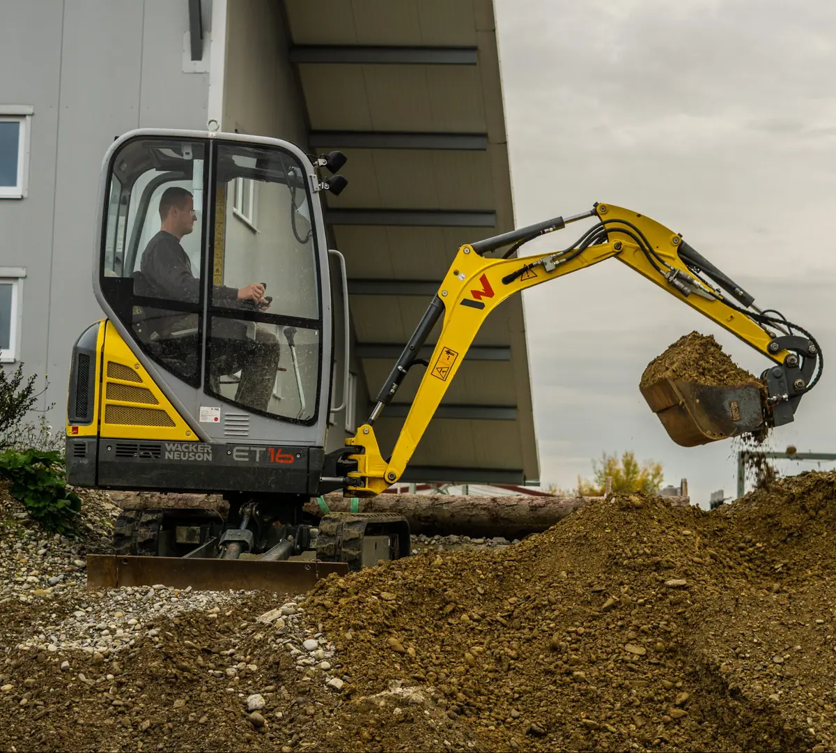 Arbeiter mit Bagger